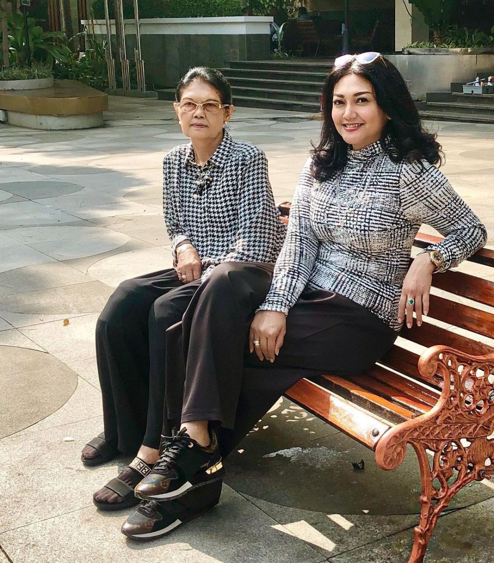 potret kompak seleb dan ibu yang berbeda keyakinan © berbagai sumber potret kompak seleb dan ibu yang berbeda keyakinan © berbagai sumber