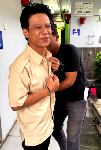 Viral petugas SPBU mirip Ariel NOAH © 2023 brilio.net Viral petugas SPBU mirip Ariel NOAH © 2023 brilio.net