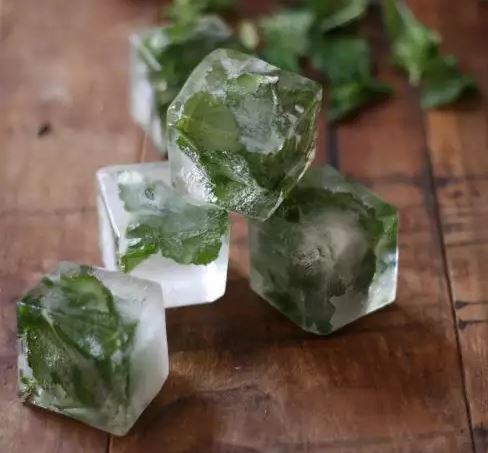 Potret benda beku dalam es Berbagai sumber