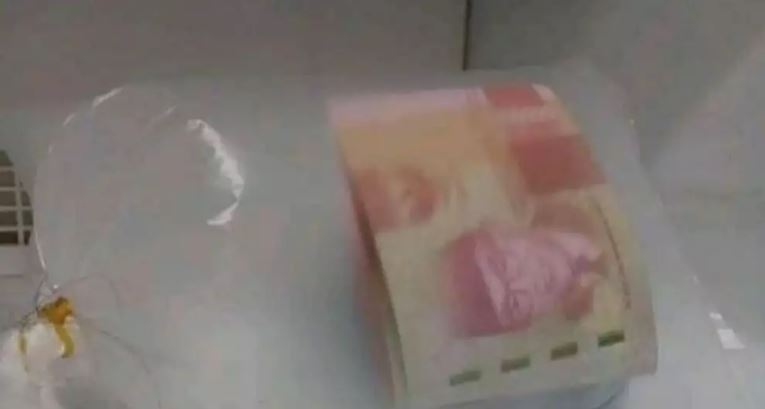 Potret benda beku dalam es Berbagai sumber