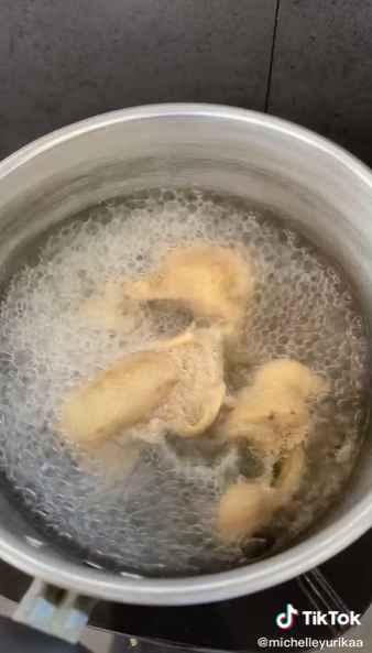 Trik mengolah kulit ayam agar lebih mudah dipotong sebelum ditusuk ke lidi sate