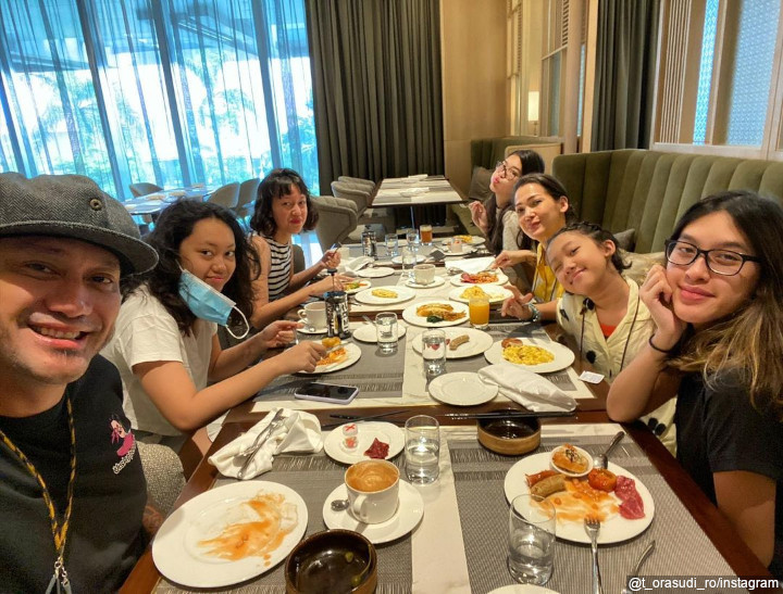 Tora Sudiro bareng kelima anaknya © Instagram