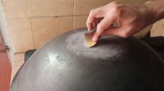 Cara sederhana menambal lubang wajan, cuma pakai satu alat dapur
