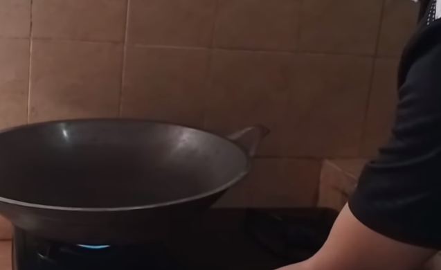 Cara sederhana menambal lubang wajan, cuma pakai satu alat dapur