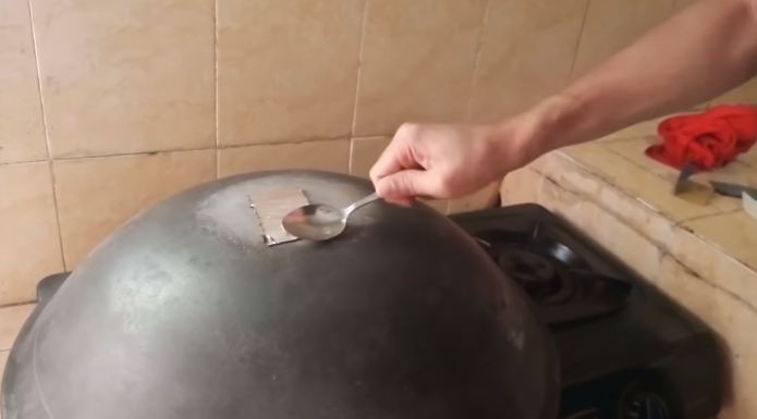 Cara sederhana menambal lubang wajan, cuma pakai satu alat dapur
