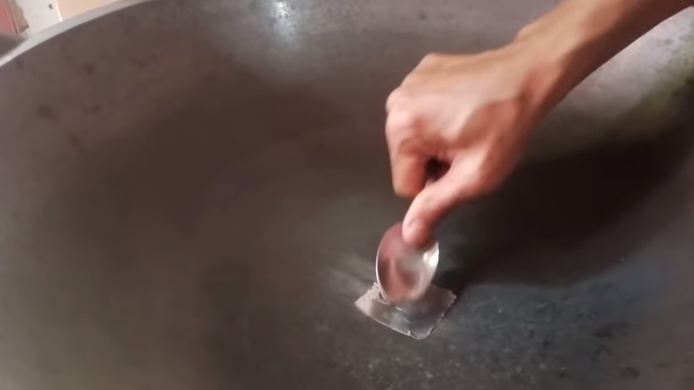 Cara sederhana menambal lubang wajan, cuma pakai satu alat dapur