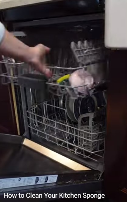 Tak banyak yang tahu, ini cara mensterilkan spons cuci piring agar bebas bakteri