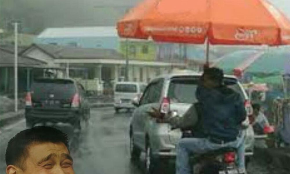 Potret kreatif bapak-bapak saat terobos hujan © 2023 brilio.net