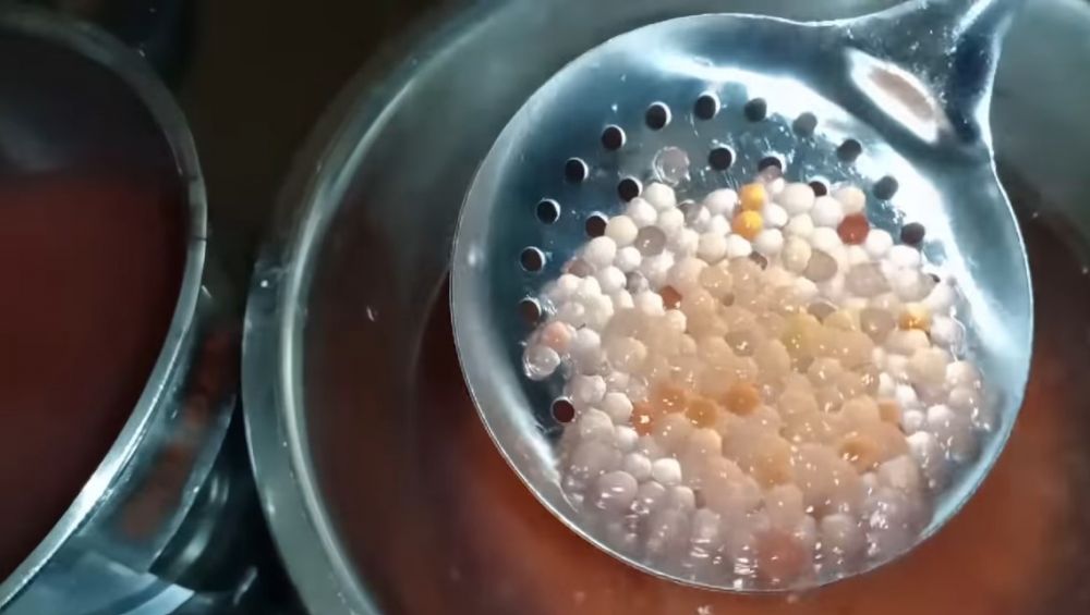 Trik merebus sagu mutiara ini bikin hemat gas, hasilnya kenyal dan nggak menggumpal
