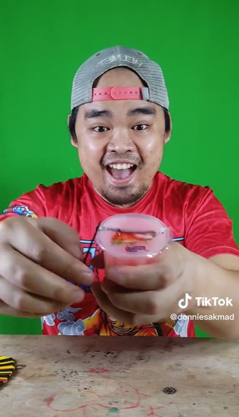 Pakai jepit rambut, ini trik unik membuka plastik penutup jelly yang sulit ditarik