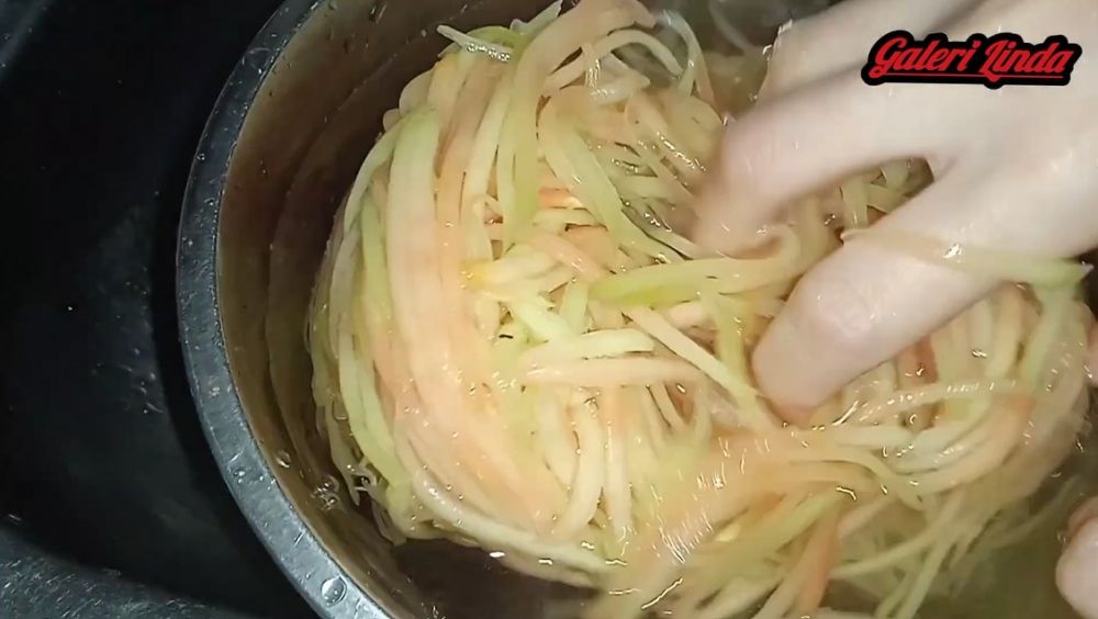 Cara menyimpan pepaya muda yang sudah diserut agar segar sampai berbulan-bulan