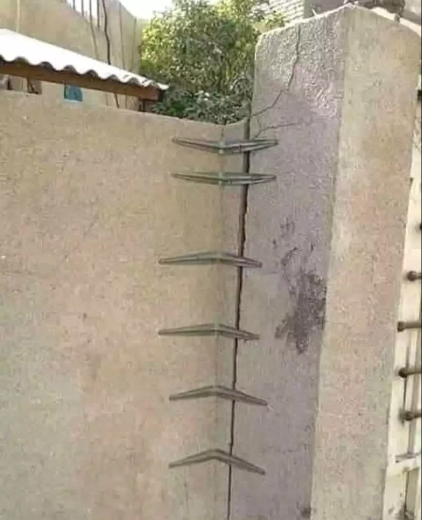 bangunan mau ambruk diperbaiki seadanya © berbagai sumber