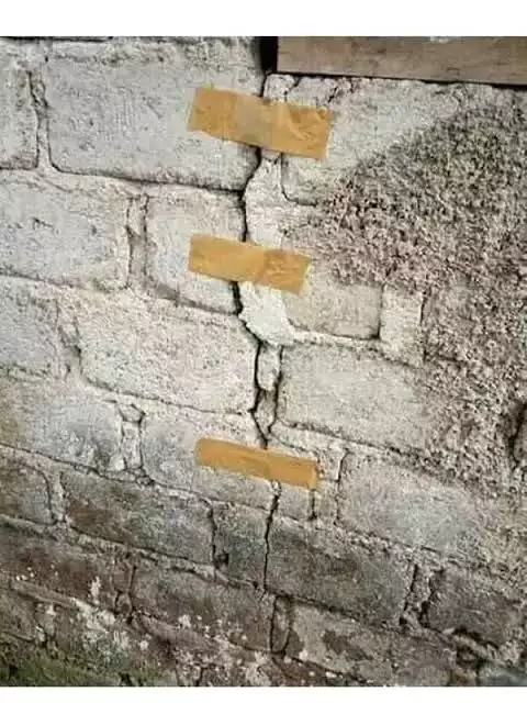 bangunan mau ambruk diperbaiki seadanya © berbagai sumber