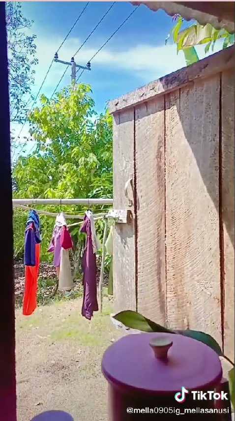 dapur kayu sederhana rapi © TikTok/@mella0905ig_mellasanusi