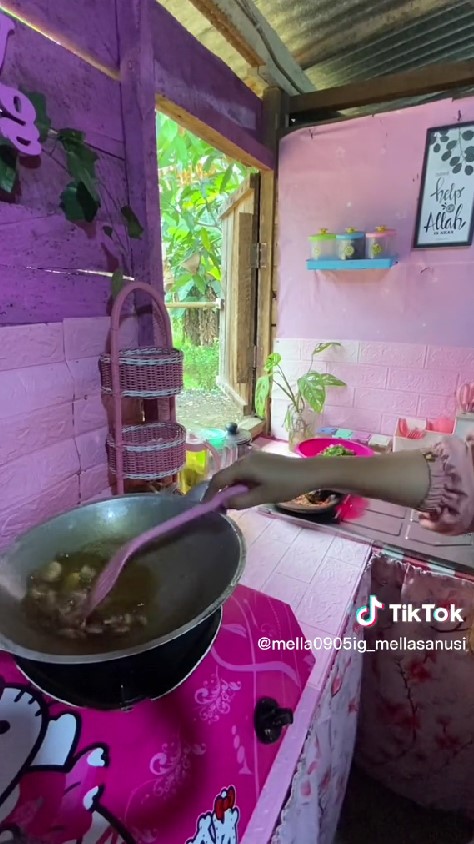 dapur kayu sederhana rapi © TikTok/@mella0905ig_mellasanusi dapur kayu sederhana rapi © TikTok/@mella0905ig_mellasanusi