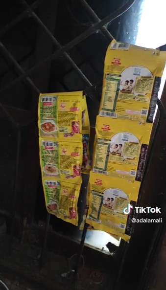 Momen gagal fokus warganet saat menyeduh minuman di dapur, bikin nyengir kuda lihatnya