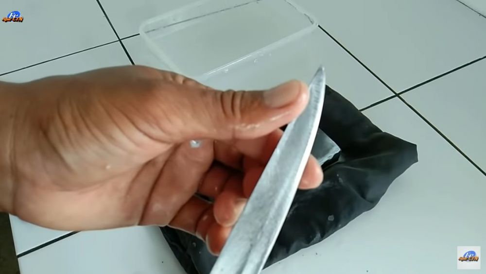 Trik mengasah pisau agar setajam silet, cuma pakai satu bahan