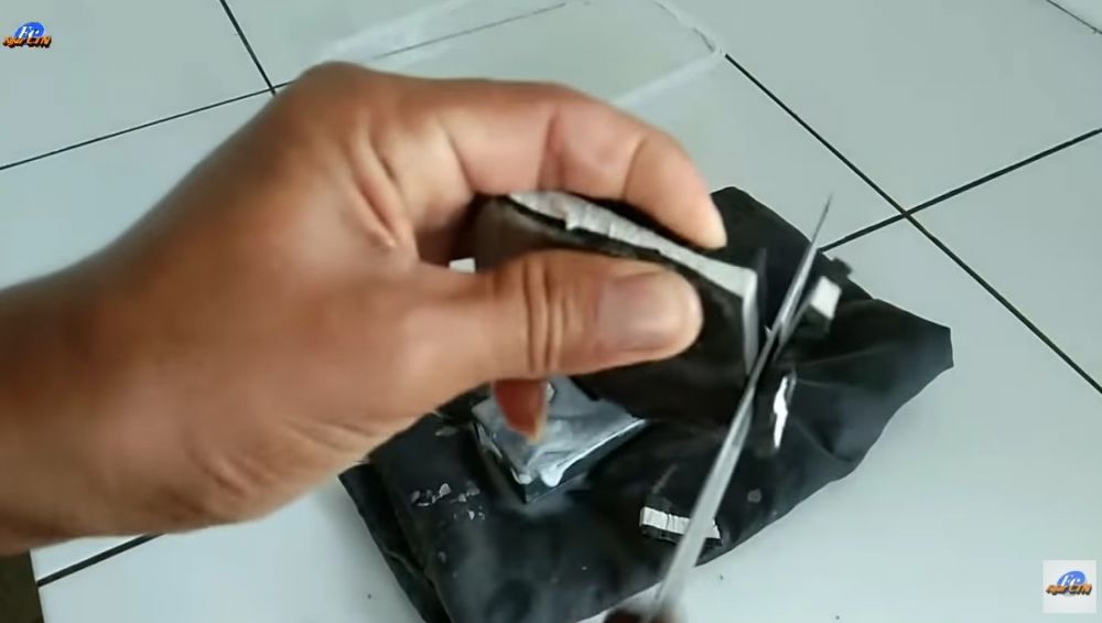 Trik mengasah pisau agar setajam silet, cuma pakai satu bahan