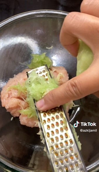 5 Cara bikin sosis ayam homemade, sehat dan tetap lembut walaupun sudah dingin usai disajikan