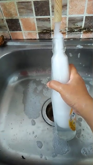 Tanpa sikat, begini trik membersihkan botol kaca bekas sirup