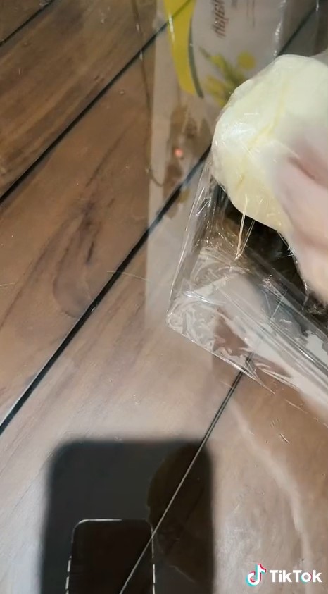 Cara aman menyimpan cream cheese yang kemasannya sudah dibuka, nggak mudah basi dan berjamur