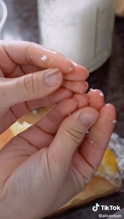 Bukan pakai sabun, begini trik ampuh basmi bau bawang putih di tangan