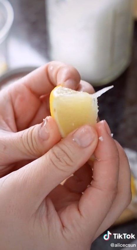 Bukan pakai sabun, begini trik ampuh basmi bau bawang putih di tangan