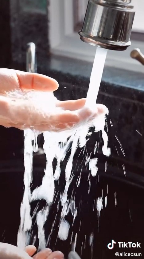 Bukan pakai sabun, begini trik ampuh basmi bau bawang putih di tangan