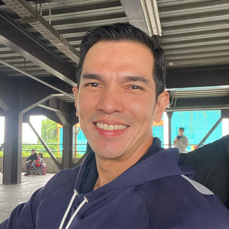 Adrian Maulana pegawai kantoran © berbagai sumber