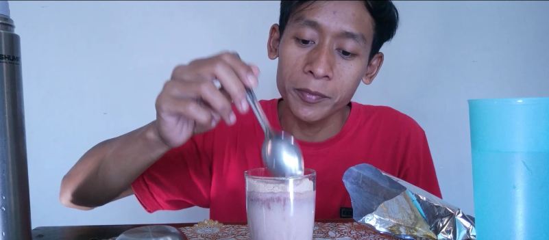 Tak banyak yang tahu, ini trik menyeduh susu bubuk agar tidak menggumpal dan lebih enak