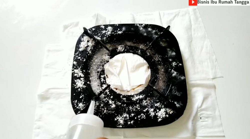 Tanpa direndam air, ini cara membersihkan kerak tungku kompor gas