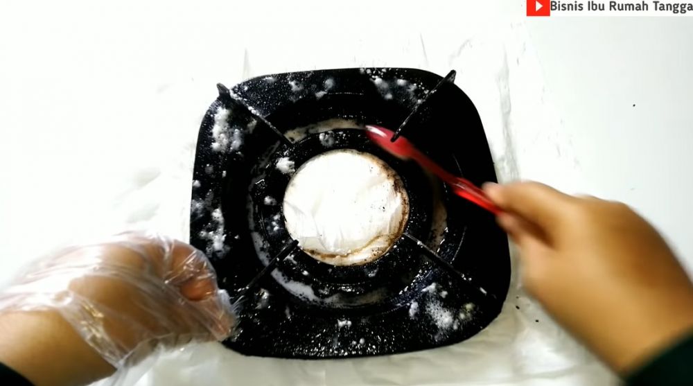 Tanpa direndam air, ini cara membersihkan kerak tungku kompor gas