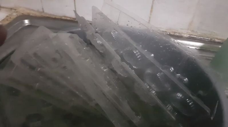 Bukan pakai sabun, ini cara mudah membersihkan cetakan cokelat berbahan mika