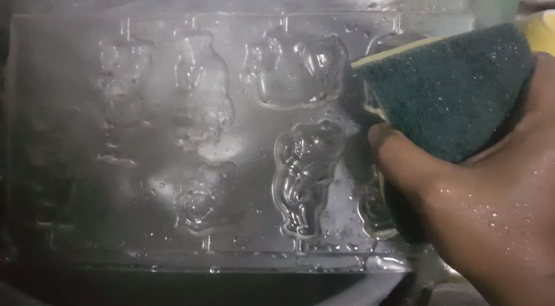 Bukan pakai sabun, ini cara mudah membersihkan cetakan cokelat berbahan mika