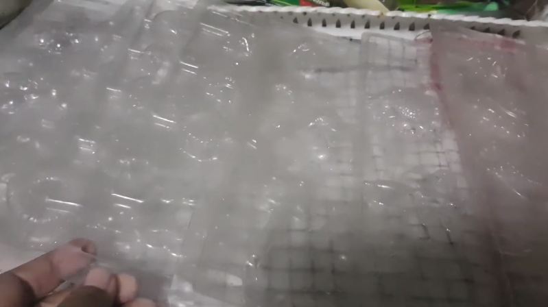 Bukan pakai sabun, ini cara mudah membersihkan cetakan cokelat berbahan mika