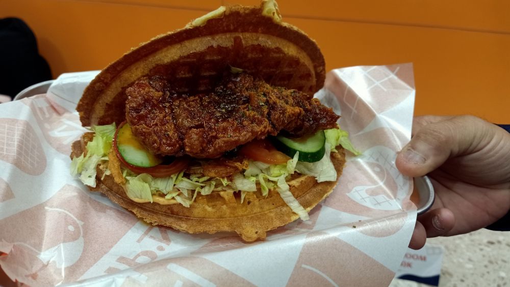 Menikmati sajian waffle sandwich yang nikmat, ringan dan renyah ala Flip’Nfry  