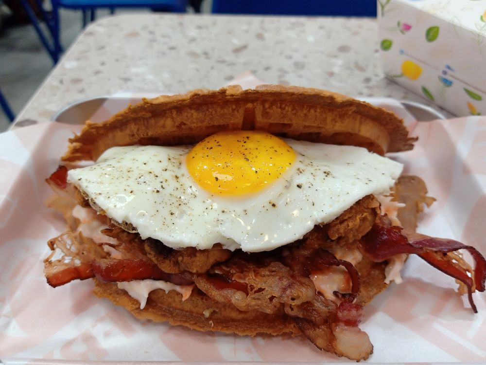 Menikmati sajian waffle sandwich yang nikmat, ringan dan renyah ala Flip’Nfry  