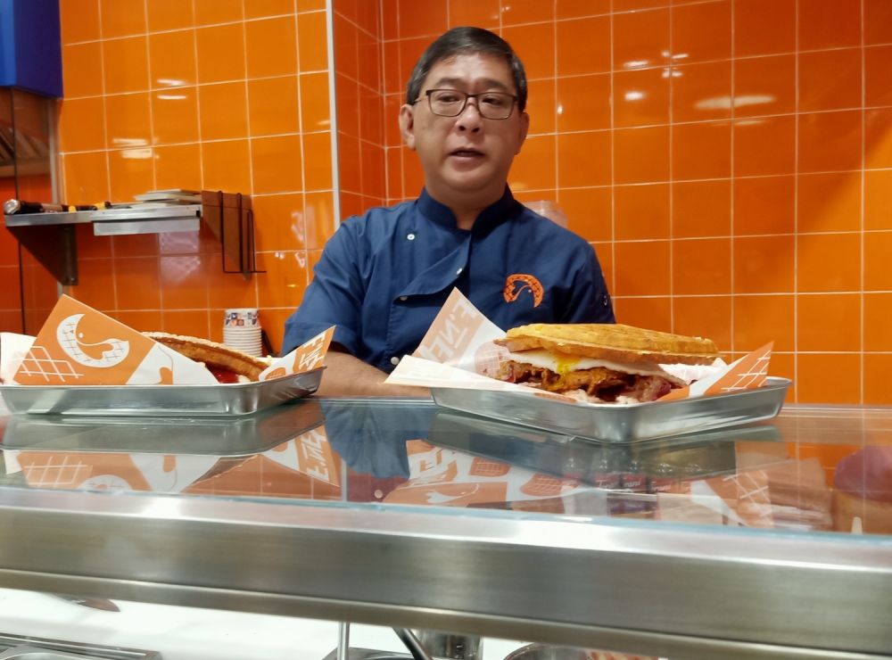 Menikmati sajian waffle sandwich yang nikmat, ringan dan renyah ala Flip’Nfry  