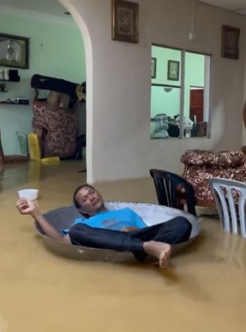 bapak-bapak terlalu santai di semua situasi © berbagai sumber