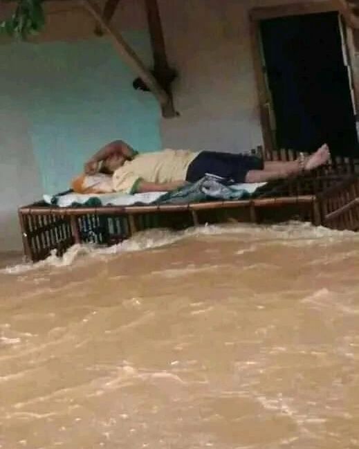 bapak-bapak terlalu santai di semua situasi © berbagai sumber