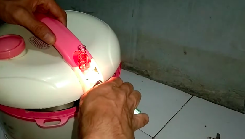 Tak perlu diganti baru, ini cara memperbaiki pengait tutup rice cooker yang rusak