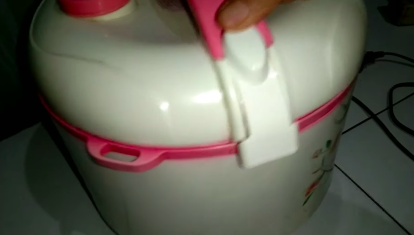 Tak perlu diganti baru, ini cara memperbaiki pengait tutup rice cooker yang rusak