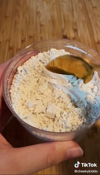 Bukan pakai terigu, ini trik agar tekstur bakwan jagung super garing dan keriting usai digoreng