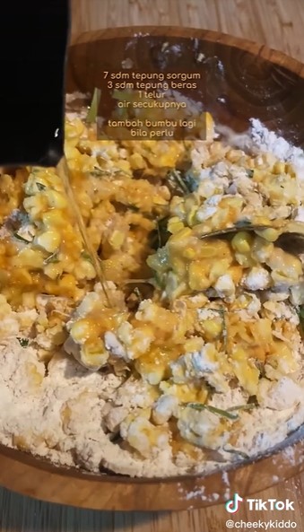 Bukan pakai terigu, ini trik agar tekstur bakwan jagung super garing dan keriting usai digoreng