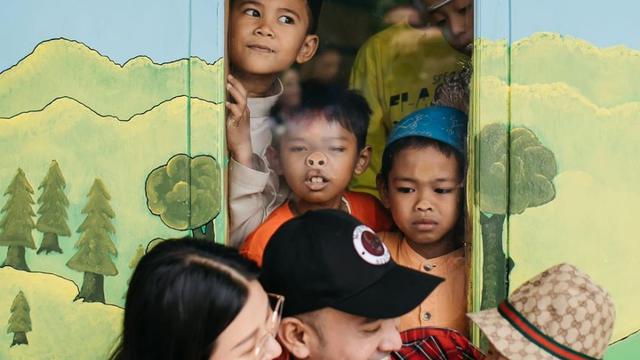 potret di balik jendela © berbagai sumber