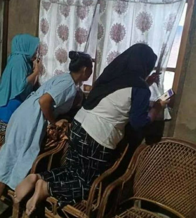 potret di balik jendela © berbagai sumber