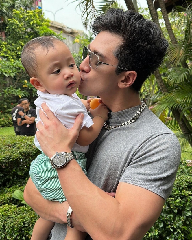 Verrell momong balita © berbagai sumber Verrell momong balita © berbagai sumber