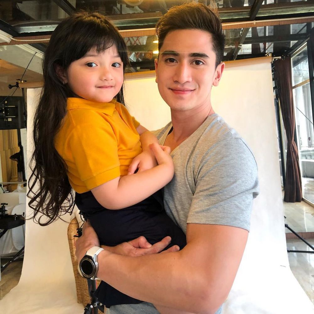 Verrell momong balita © berbagai sumber Verrell momong balita © berbagai sumber