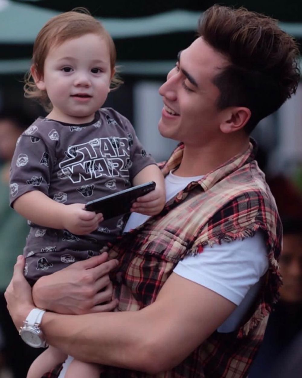 Verrell momong balita © berbagai sumber Verrell momong balita © berbagai sumber