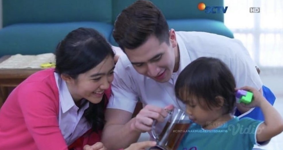 Verrell momong balita © berbagai sumber Verrell momong balita © berbagai sumber